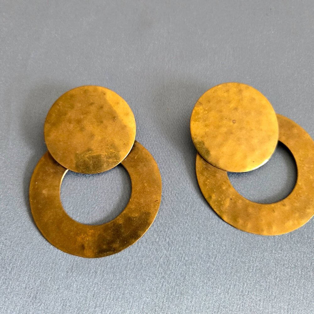 Large 3''' long oversized chunky vintage 1980s dangling brass earrings. - Picture 3 of 5
